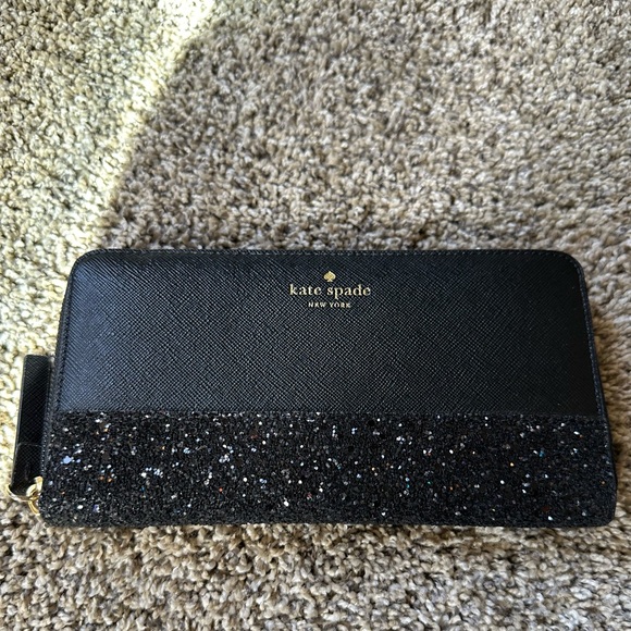 KATE SPADE-NEDA all that glitters black zip around wallet. Gently used with tags - Picture 3 of 6